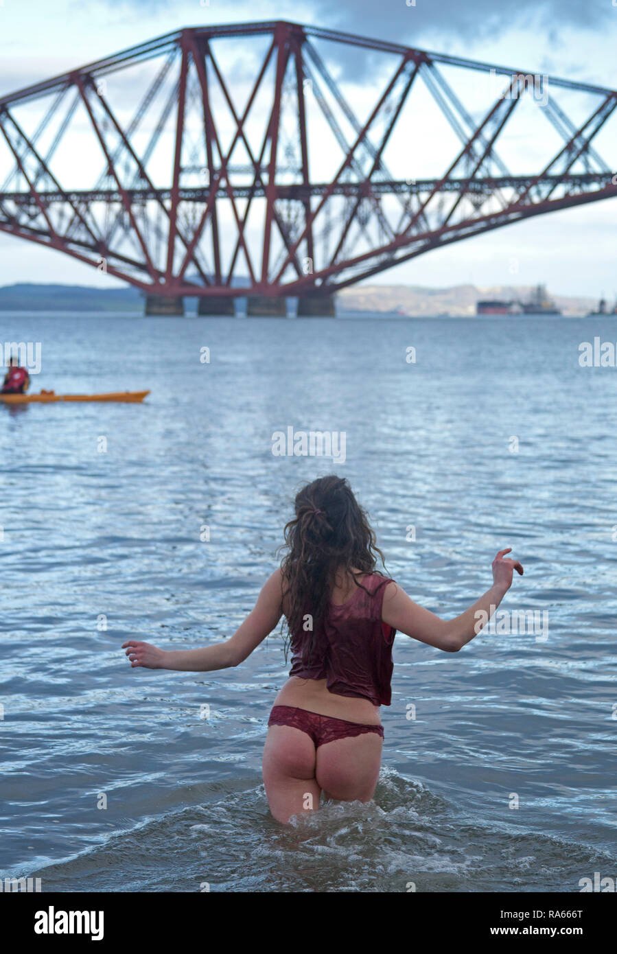 South Queensferry, Edinburgh, Scotland UK. 01 January 2019. Queensferry New Year Loony Dook, the annual dip in the Firth of Forth in the shadow of the world-famous Forth Rail Bridge. Takes place on the third day of the Edinburgh Hogmany New Year celebrations. Maximum capacity crowd Stock Photo