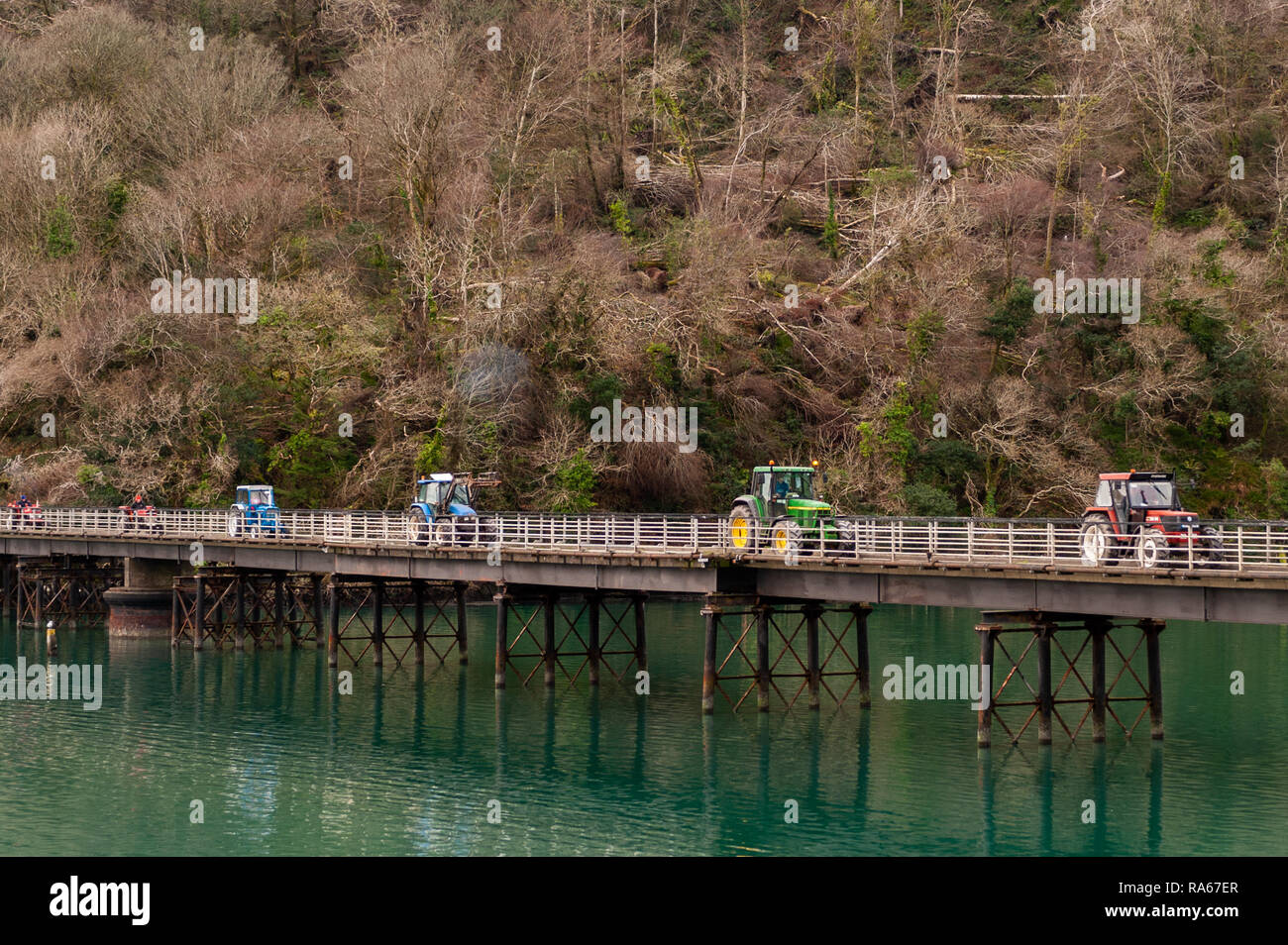 Glandore, West Cork, Ireland. 1st Jan, 2019. Leap and District Vintage Club held a New Year's Day tractor and car run in aid of the Glandore National School Building Fund earlier today. Over 60 tractors and cars signed on for the run. The tractors crossed the famous Union Hall bridge during the run. Credit: Andy Gibson/Alamy Live News. Stock Photo