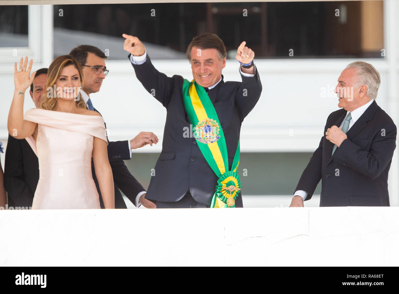 Brasilia, Brazil. 1st January, 2019. President Michel Temer, accompanied by his wife, Marcela Temer, passes the presidential banner to the inaugurated president, Jair Bolsonaro, accompanied by his wife Michelle Bolsonaro in the Planalto Palace, on Tuesday, 01  (PHOTO: ED FERREIRA/BRAZIL PHOTO PRESS) Credit: Brazil Photo Press/Alamy Live News Stock Photo