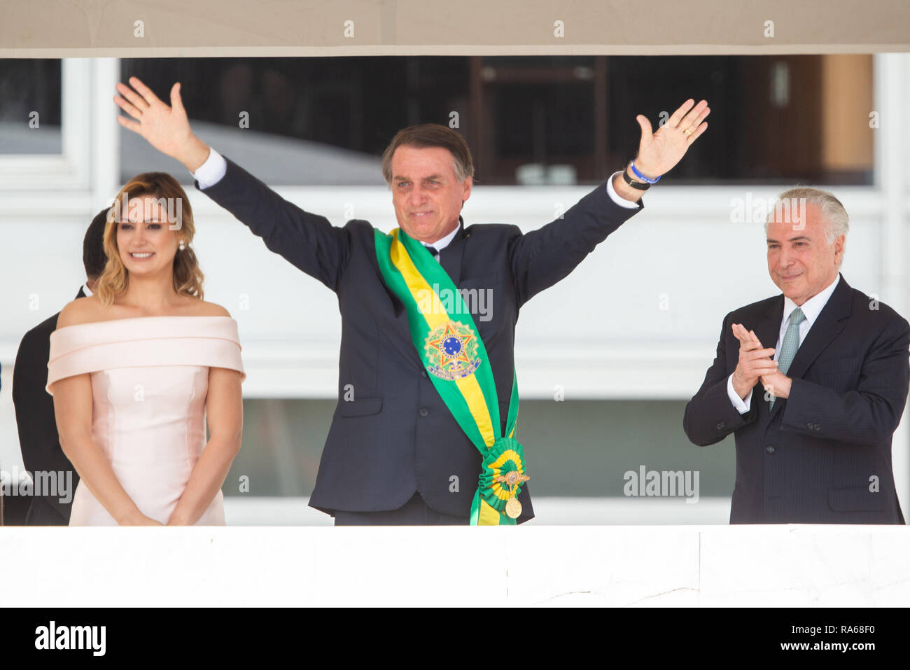 Brasilia, Brazil. 1st January, 2019. President Michel Temer, accompanied by his wife, Marcela Temer, passes the presidential banner to the inaugurated president, Jair Bolsonaro, accompanied by his wife Michelle Bolsonaro in the Planalto Palace, on Tuesday, 01  (PHOTO: ED FERREIRA/BRAZIL PHOTO PRESS) Credit: Brazil Photo Press/Alamy Live News Stock Photo
