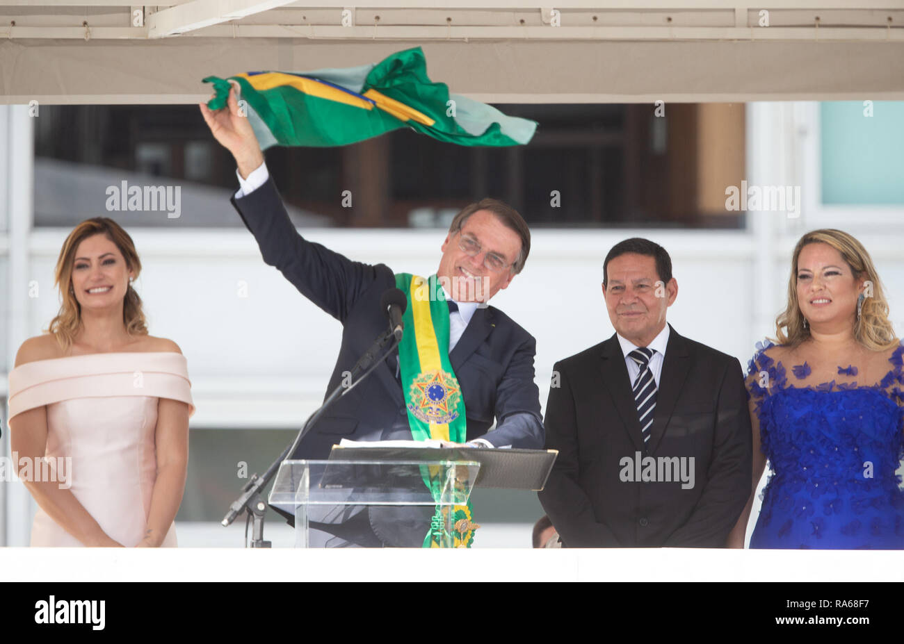 Brasilia, Brazil. 1st January, 2019. President Michel Temer, accompanied by his wife, Marcela Temer, passes the presidential banner to the inaugurated president, Jair Bolsonaro, accompanied by his wife Michelle Bolsonaro in the Planalto Palace, on Tuesday, 01  (PHOTO: ED FERREIRA/BRAZIL PHOTO PRESS) Credit: Brazil Photo Press/Alamy Live News Stock Photo