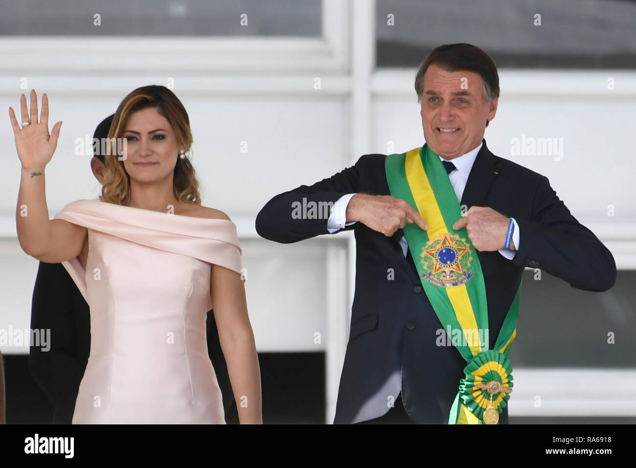 Brasilia, Brazil. 1st January, 2019. The President of the Republic of Brazil, Jair Bolsonaro, already with the presidential banner, accompanied by the first lady Michelle Bolsonaro during a ceremony of inauguration in the Palace of the Planalto in this Tuesday, January 1, 2019 in Brasilia. Photo: Mateus Bonomi / AGIF Credit: AGIF/Alamy Live News Stock Photo