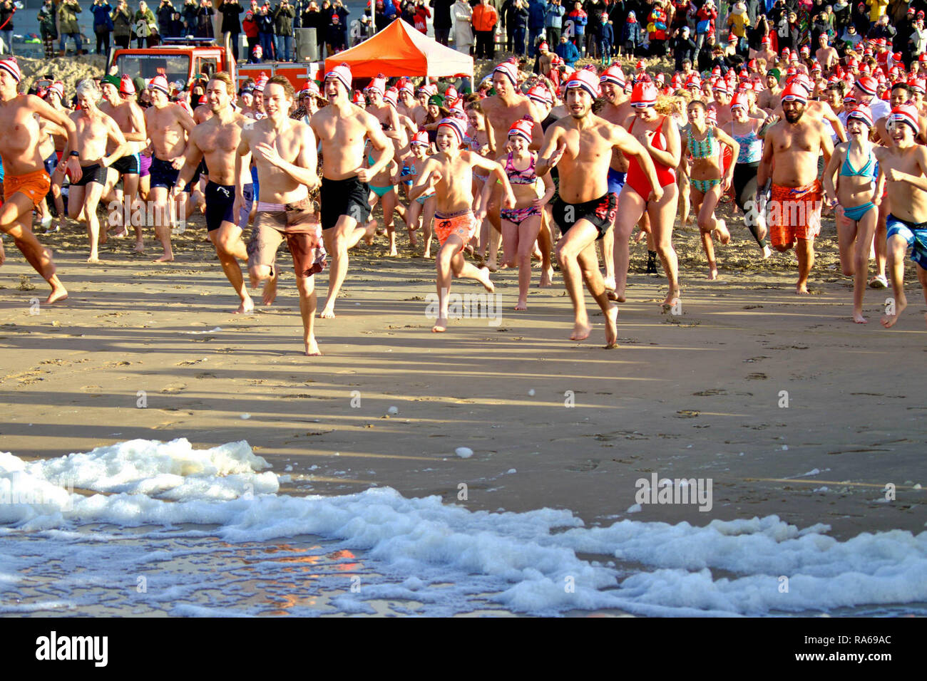 Bloemendaal Aan Zee, The Netherlands. 1st Jan, 2019. People swarm into the sea during a traditional New Year's Dip event to celebrate the beginning of the New Year in Bloemendaal aan Zee, the Netherlands, on Jan. 1, 2019. Credit: Sylvia Lederer/Xinhua/Alamy Live News Stock Photo