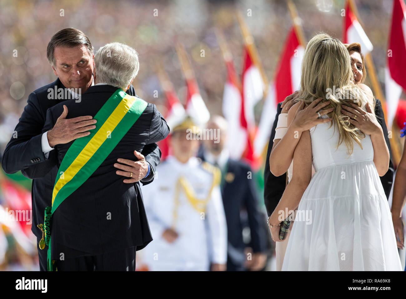 Brasilia, Brazil. 1st Jan, 2019. Jair Bolsonaro (1st L) embraces Brazil's outgoing President Michel Temer (2nd L) as Jair Bolsonaro's wife Michelle Bolsonaro (1st R) embraces Michel Temer's wife Marcela Temer (2nd R) during the inauguration ceremony in Brasilia, capital of Brazil, on Jan. 1, 2019. Army captain-turned-politician Jair Bolsonaro was sworn in as Brazil's president on Tuesday amid heightened security. Credit: Li Ming/Xinhua/Alamy Live News Stock Photo