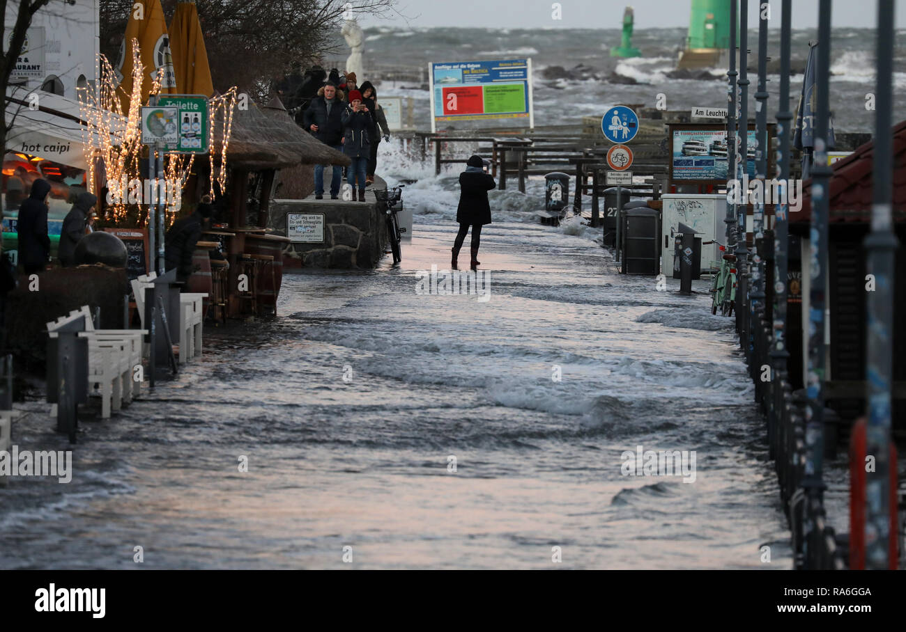 02 January 2019, Mecklenburg-Western Pomerania, Warnemünde: Parts of the promenade at the Alter Strom are under water. The first storm surge of the year causes flooded beaches and streets. Photo: Bernd Wüstneck/dpa Stock Photo