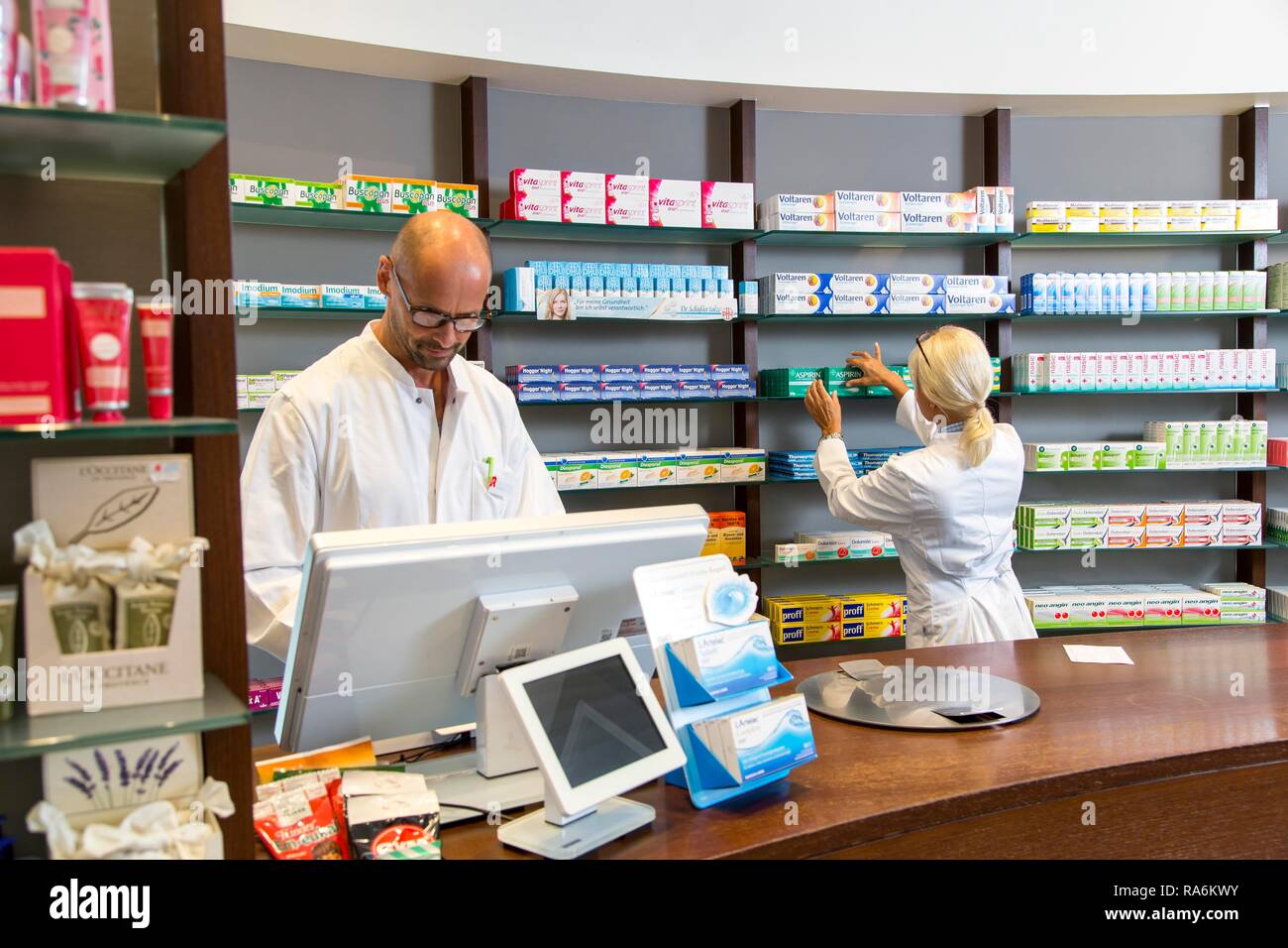 Pharmaceutical pharmacist hires stock photography and images Alamy