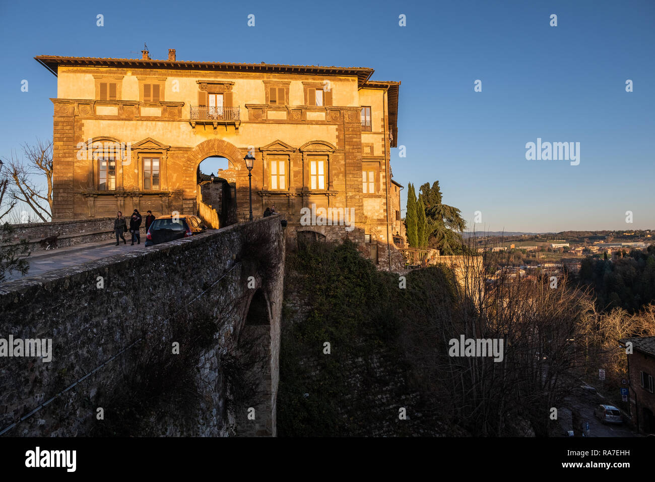 COLLE VAL D’ELSA, ITALY - DECEMBER 26, 2018: Unknown people and Palazzo Campana, the gateway to the oldest part of the town of Colle Val d'Elsa, Siena Stock Photo