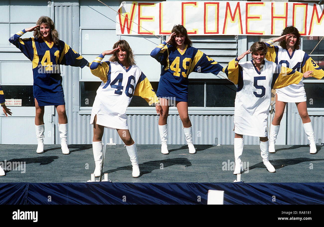 La rams cheerleader hi-res stock photography and images - Alamy