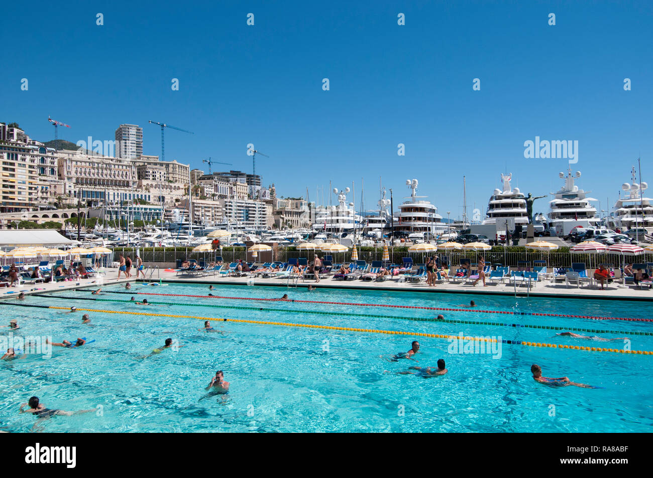 Vista di Montecarlo dal porto turistico con piscina in primo piano Stock Photo