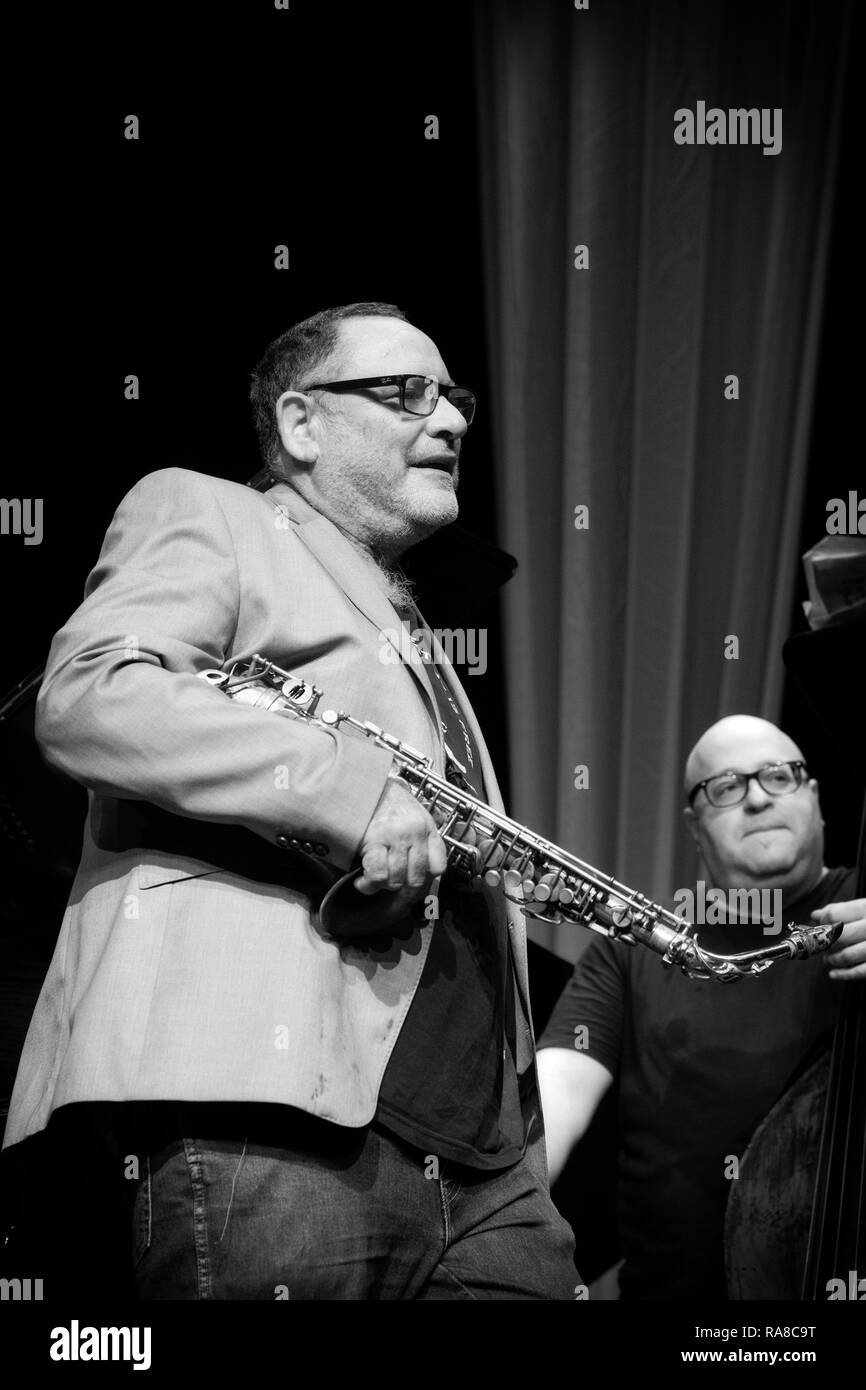 Gilad Atzmon on alto saxophone and Yaron Stavi on bass with The Lowest Common Denominator, Scarborough Jazz Festival 2017 Stock Photo