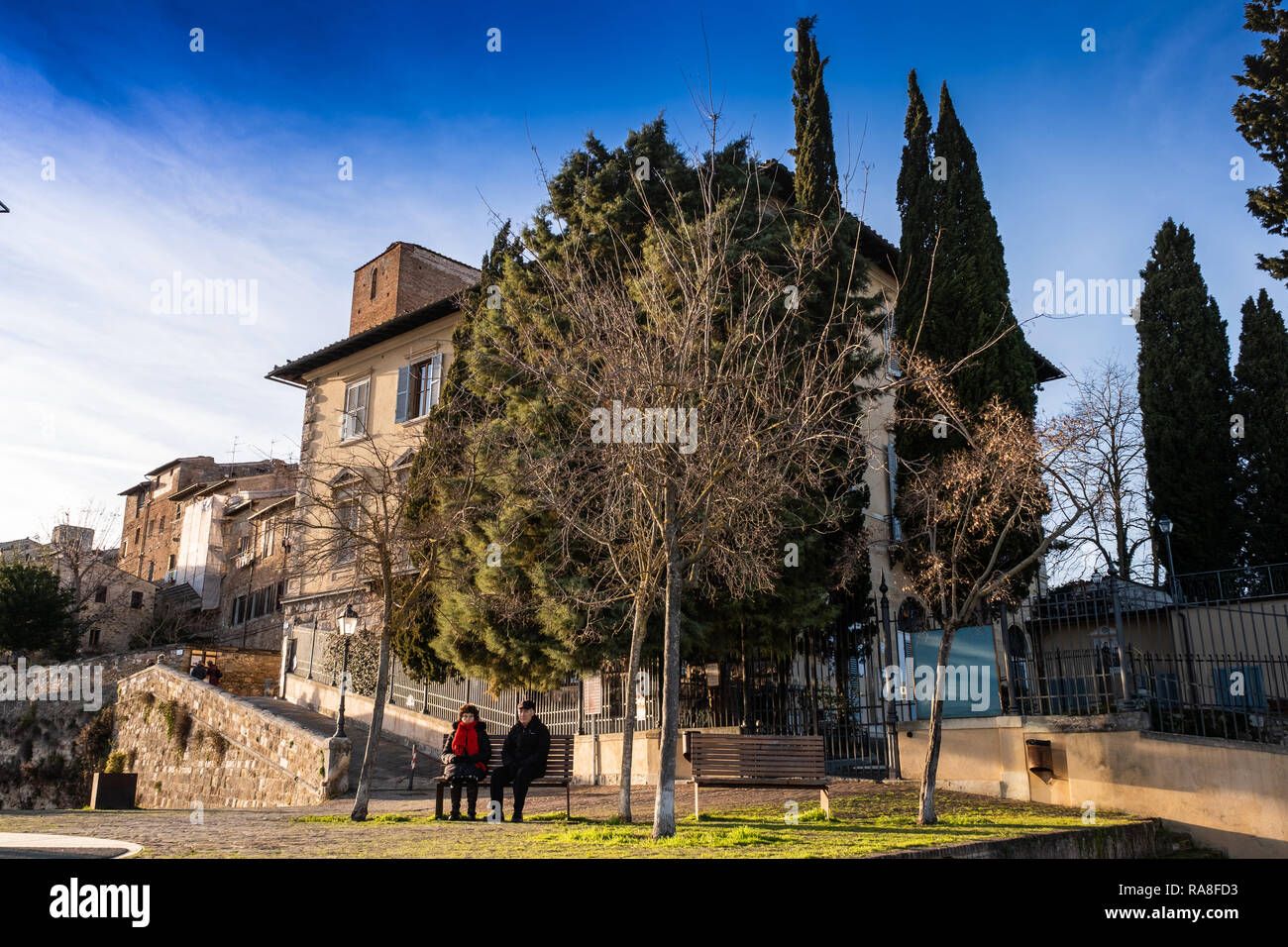 COLLE VAL D’ELSA, ITALY - DECEMBER 26, 2018: Two unknown people in the Baluardi. Panoramic view of the city in the historic center of Colle di Val d'E Stock Photo