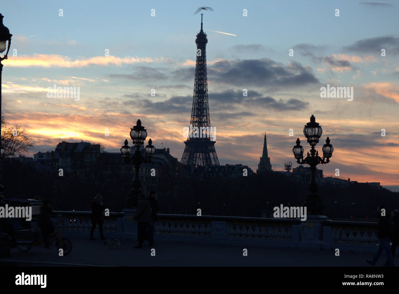 Tour Lumineuse Par Eiffel De Crépuscule Photo éditorial - Image du