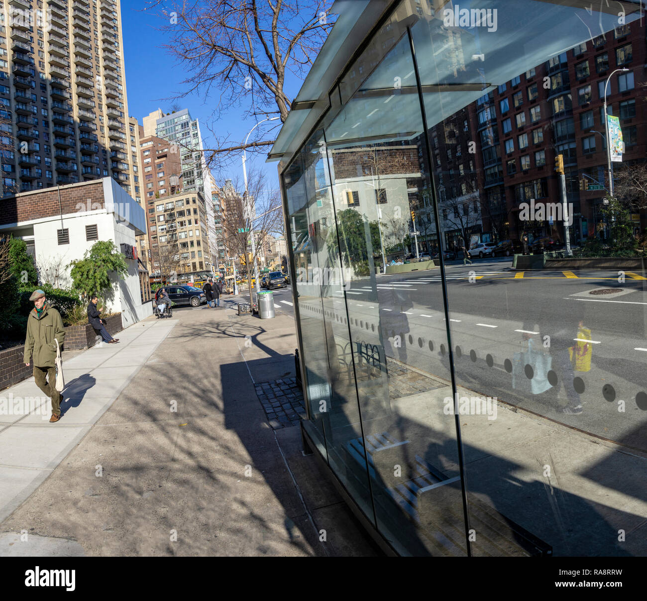 New york bus shelter hi-res stock photography and images - Alamy