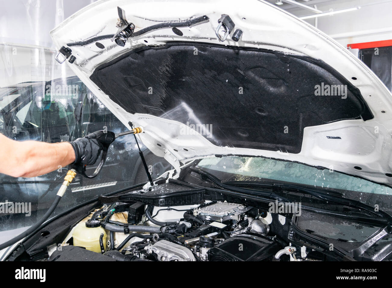 Car detailing. Manual car wash engine with pressurized water. Washing