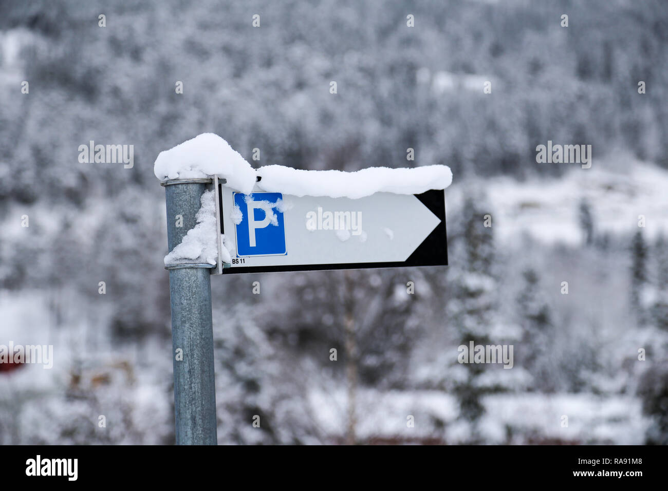 Norwegian parking sign in snow Stock Photo Alamy