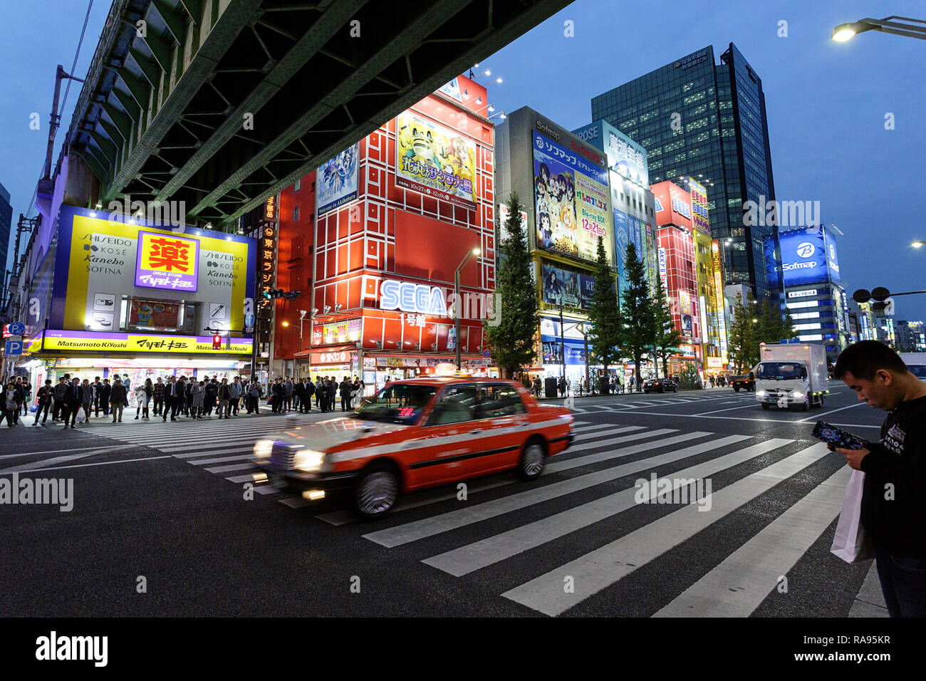 Billboards tokyo hi-res stock photography and images - Alamy