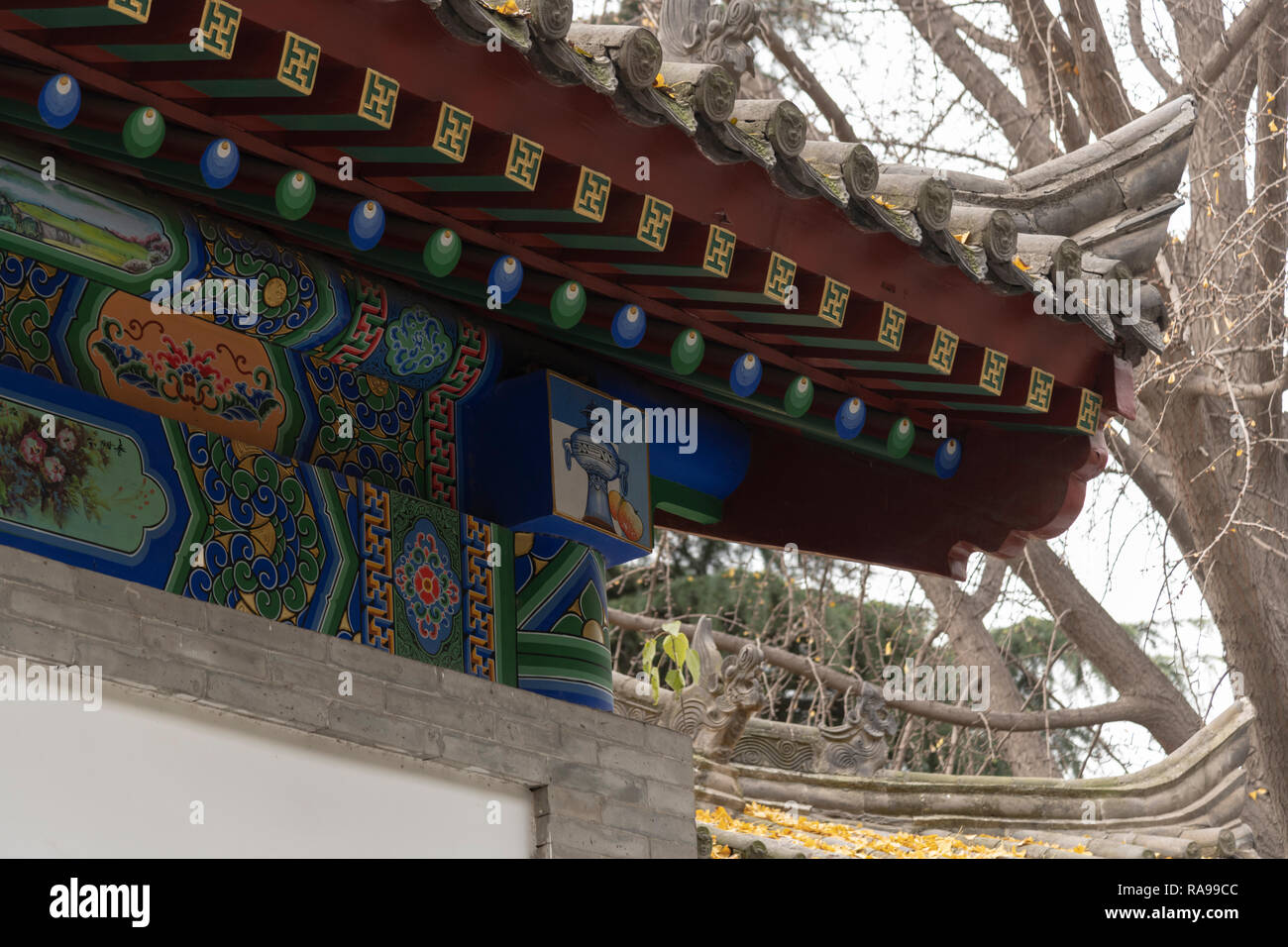 XI'AN, SHAANXI, CHINA - DECEMBER 8 2018 : beautiful and ancient building in the Da Ci'en temple complex surrounding the Big Wild Goose pagoda - Imagen Stock Photo