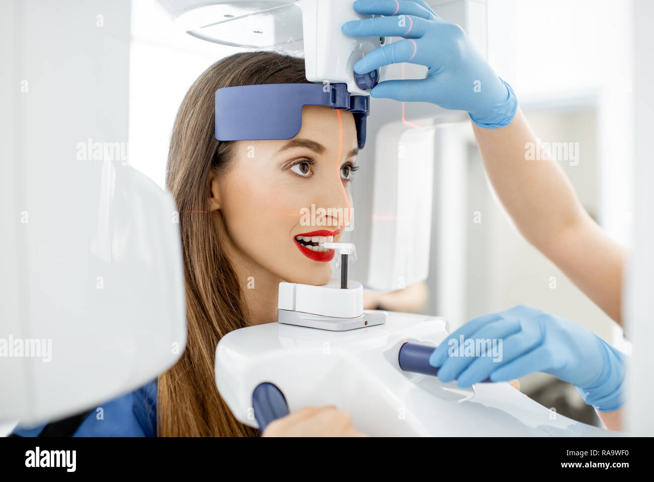Young woman making panoramic shot of the jaw holding her face at the x