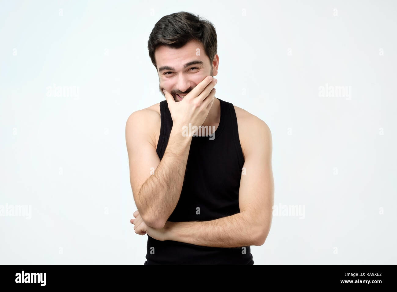 Девушка прикрывает рот рукой. Смеяться закрывая рот рукой. Смеётся с закрытым ртом. Девушка удивлена. Смех девушки.