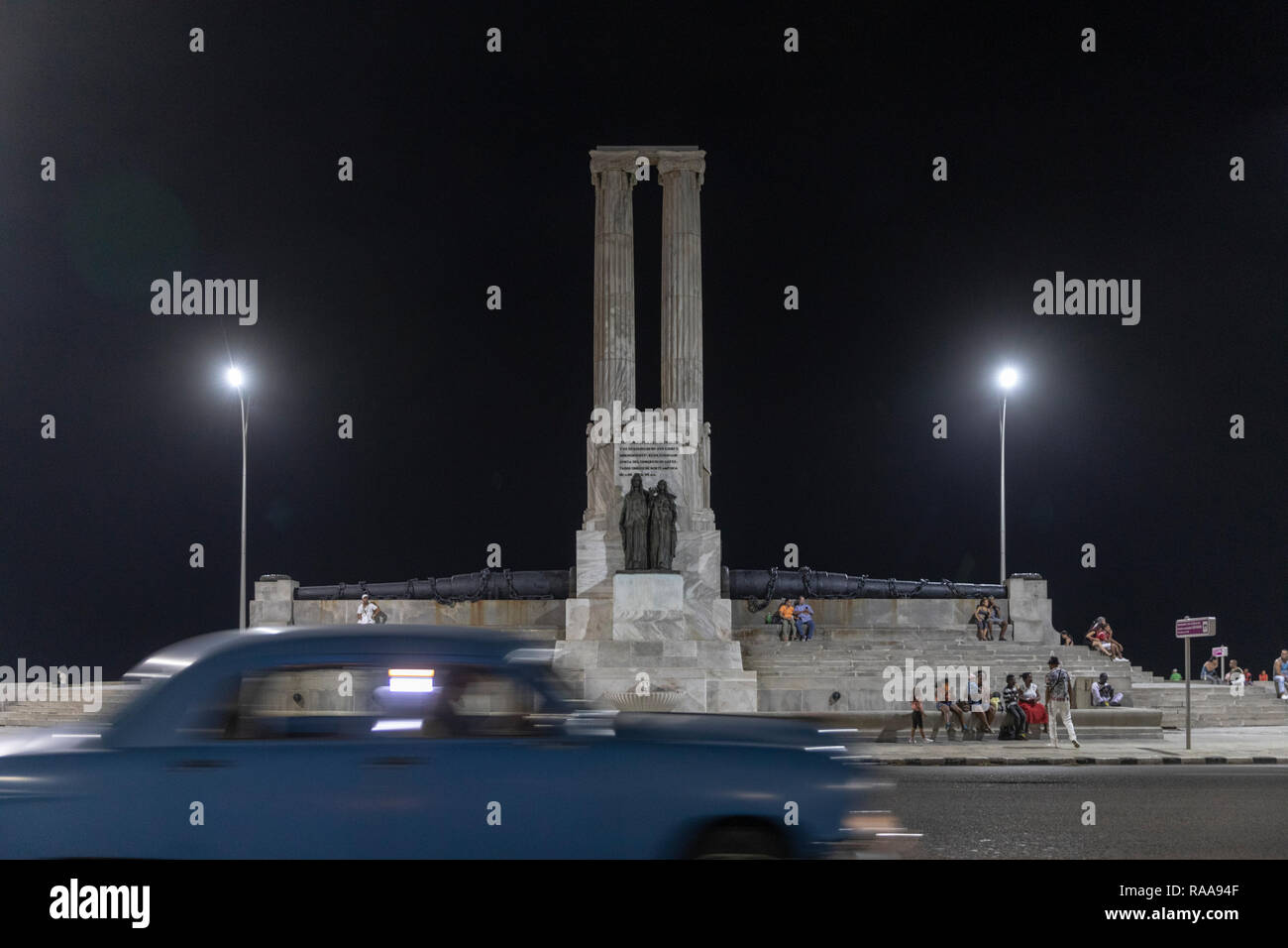 Classic American car rolls past the Maine Memorial on the Malecon, Havana, Cuba Stock Photo