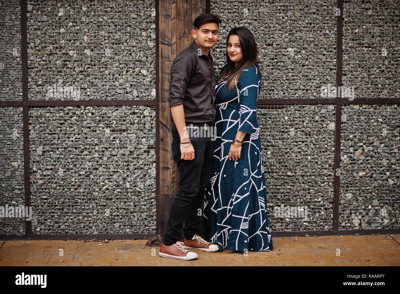 The Best Engagement Photo Shoot Poses for Indian Couples!