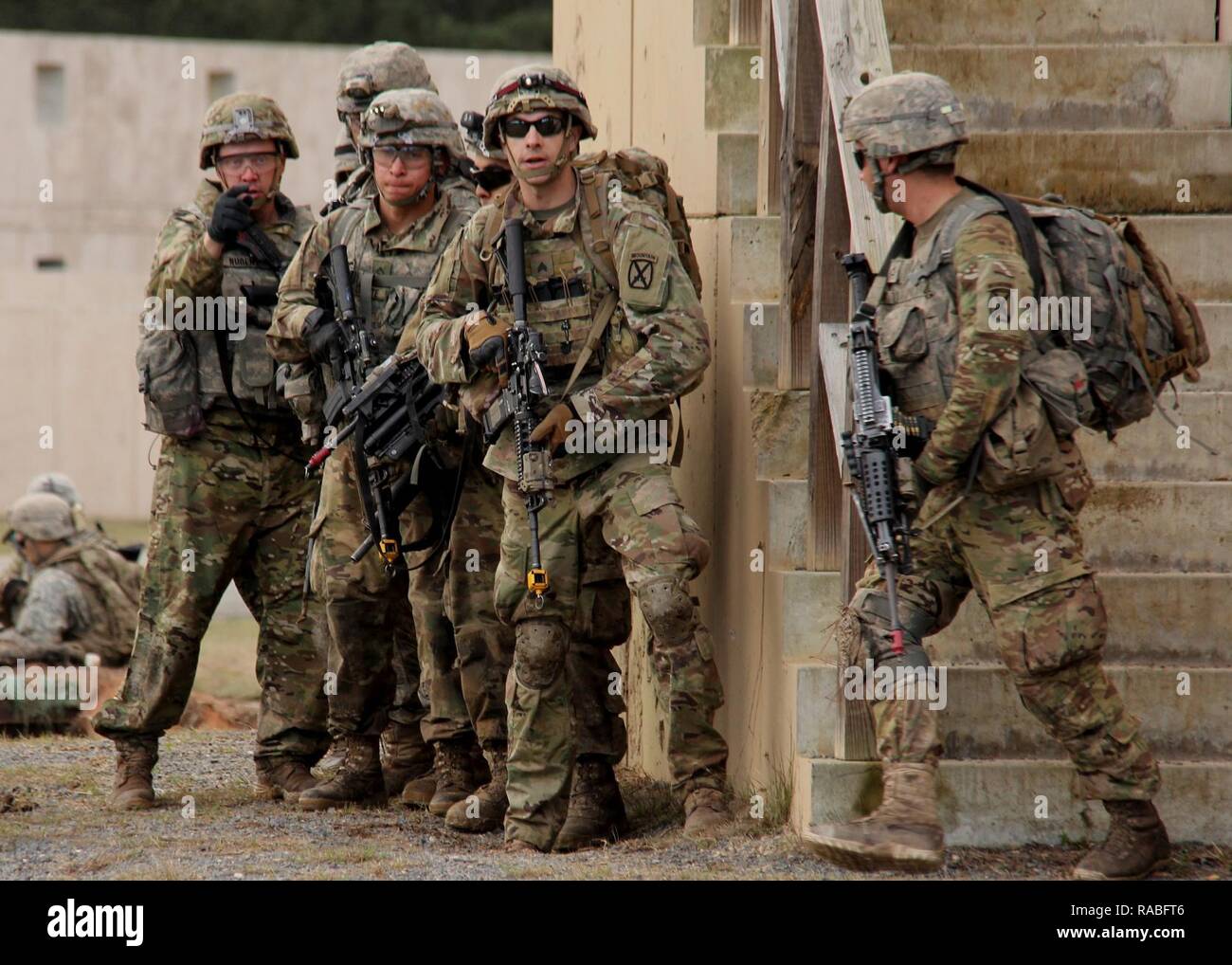 Посмотря вперед пятеро солдат. Us Army, 10th Mountain Division. 10 Mountain Division. 10 Горный полк США. 10th Mountain Division Afghanistan.