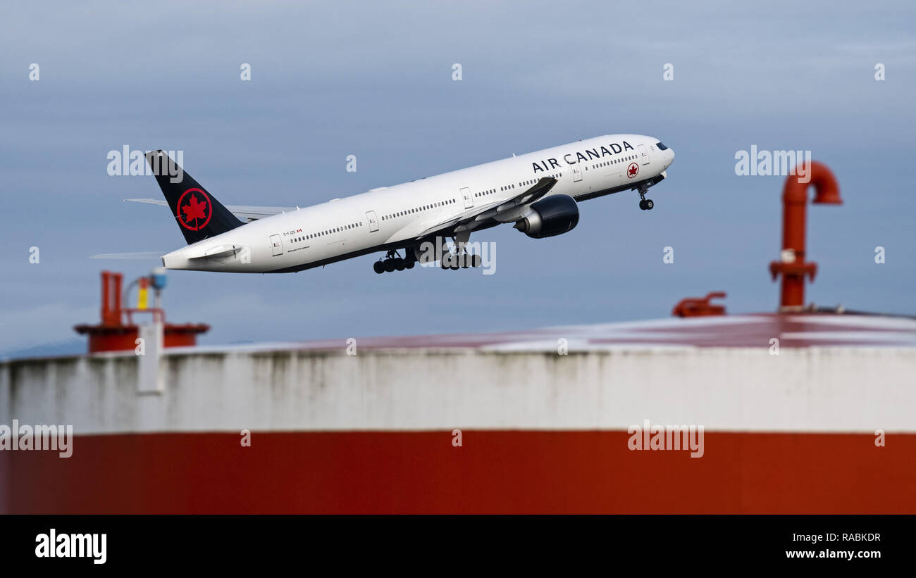 Richmond, British Columbia, Canada. 1st Jan, 2019. An Air Canada Boeing 777-300ER (C-FJZS) wide-body jet airliner takes off from Vancouver International Airport. Credit: Bayne Stanley/ZUMA Wire/Alamy Live News Stock Photo