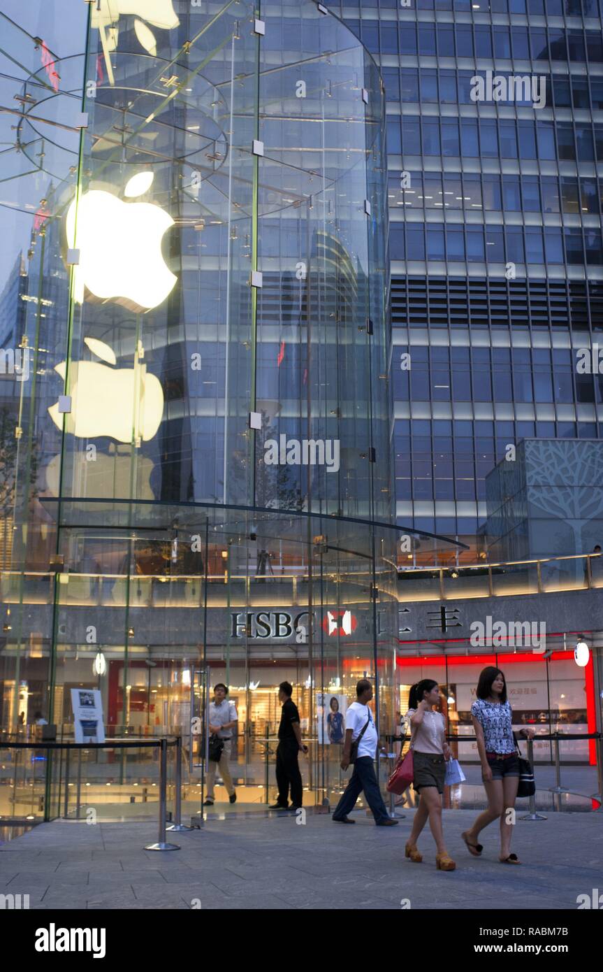 Apple computer store in Lujiazui financial district, in Pudong, in Shanghai, China. View of large modern Apple store in Shanghai China. Apple Store Pudong in front of Shanghai IFC South and North Tower (HSBC building) in Pudong District, Shanghai, China. Shanghai International Finance Centre, usually abbreviated as Shanghai IFC, is a commercial building complex and a shopping centre (branded Shanghai IFC mall) in Shanghai. It incorporates two tower blocks at 249.9 metres (south tower) and 259.9 metres (north tower) housing offices and a hotel, and an 85-metre tall multi-storey building behind Stock Photo