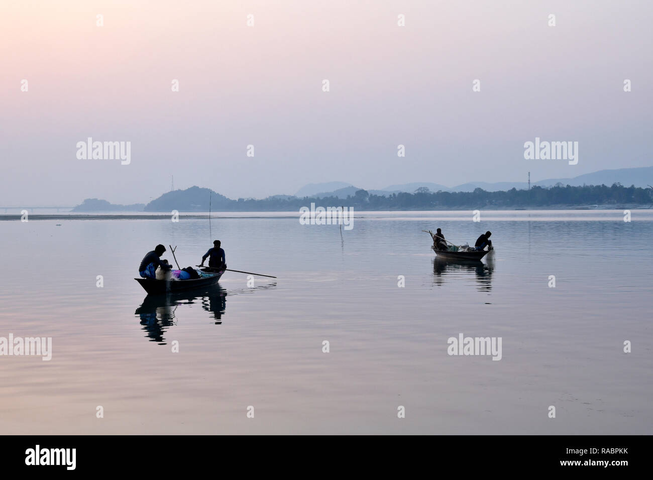 Assam, India. 3rd January, 2019. Indian fishermen lay his fishing net at the Brahmaputra River during sunset in Guwahati on Thursday, January 3, 2019. PHOTO: DAVID TALUKDAR. Credit: David Talukdar/Alamy Live News Stock Photo