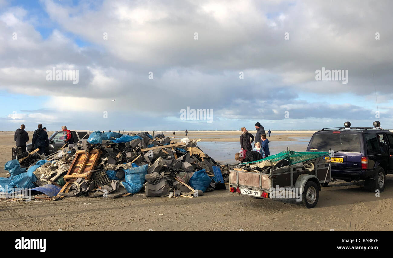 Terschelling, Netherlands. 02nd Jan, 2019. Volunteers collect goods washed up on the beach at Midsland aan Zee on the Dutch island of Terschelling, which come from MSC Zoe containers that have gone overboard. Approximately 300 pieces had gone overboard in the night to 03.01.2019, the freight should also contain dangerous goods. Credit: Minke Schat/dpa/Alamy Live News Stock Photo