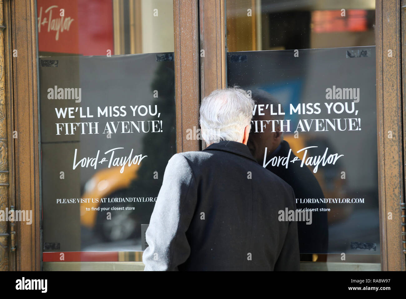 New York Usa 3rd Jan 2019 A Man Tries To Look Through Closed