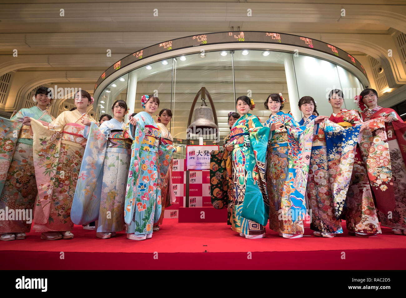 Tokyo, Japan. 4th Jan, 2019. Women in Kimonos pose in front of an electronic board displaying stock prices at the Tokyo Stock Exchange in Tokyo, Japan, Jan. 4, 2019. Tokyo stocks opened sharply lower on Friday, with the benchmark Nikkei stock index tracking an equities rout on Wall Street overnight sparked by Apple Inc. lowering its sales outlook and concerns about a global economic slowdown. Credit: Du Xiaoyi/Xinhua/Alamy Live News Stock Photo