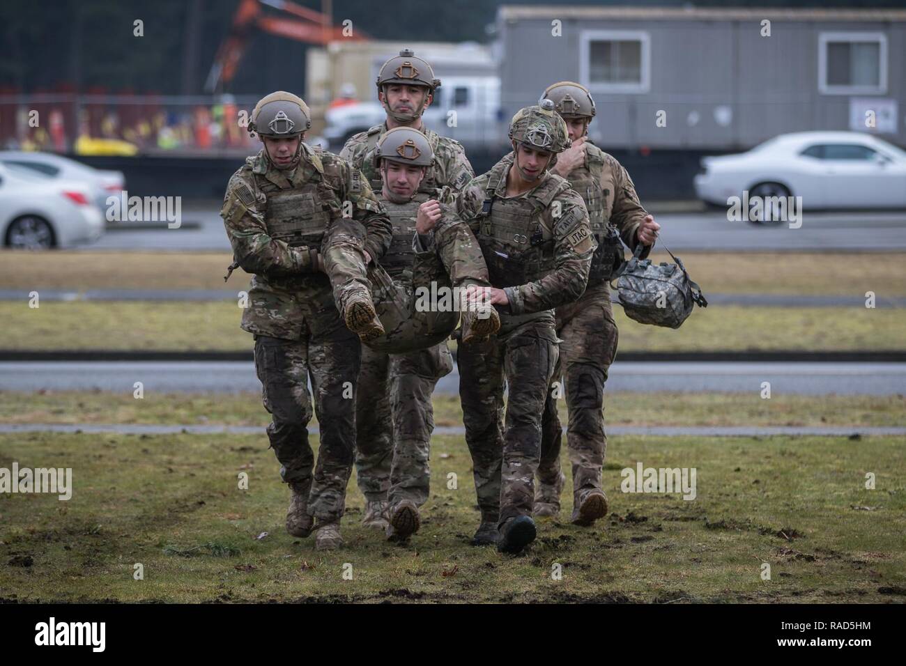 Medics carry wounded u s soldier hi-res stock photography and images ...