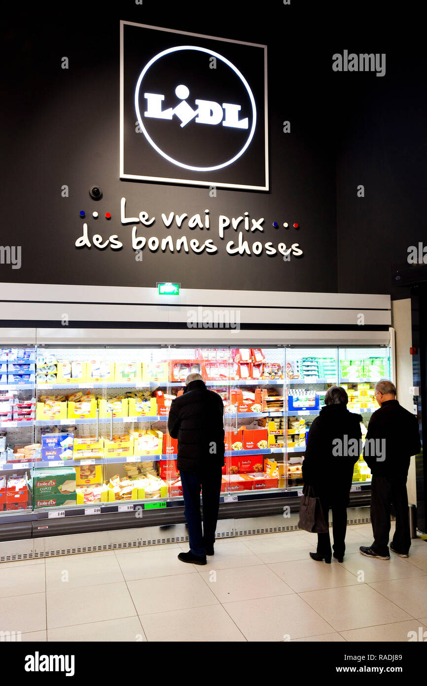 Interior of the Lidl supermarket, north of Montauban (south-western France). Lidl discount supermarket. Shelvings and slogan ÒLidl, le vrai prix des b Stock Photo