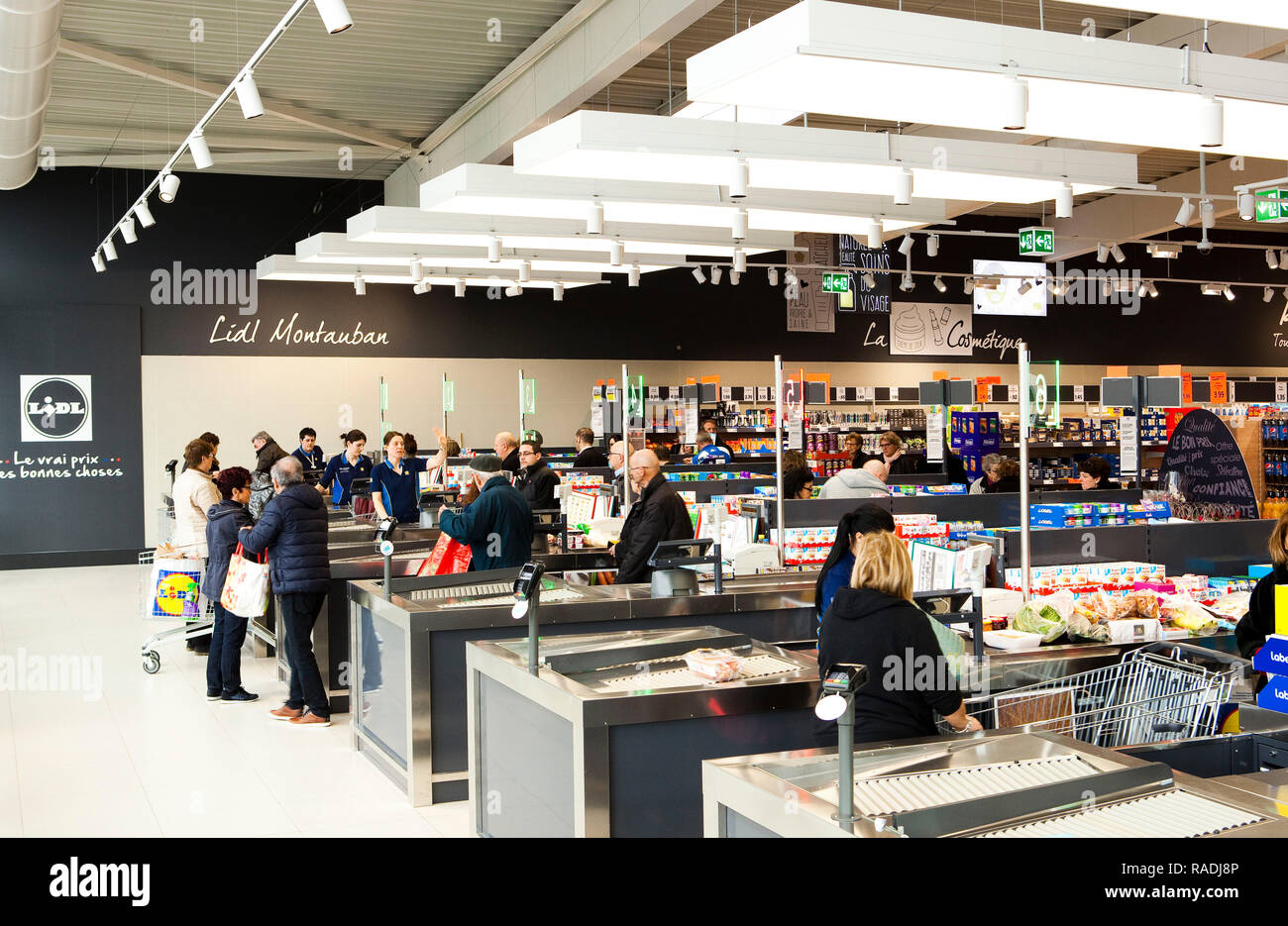 Supermarket checkout counters hires stock photography and images Alamy