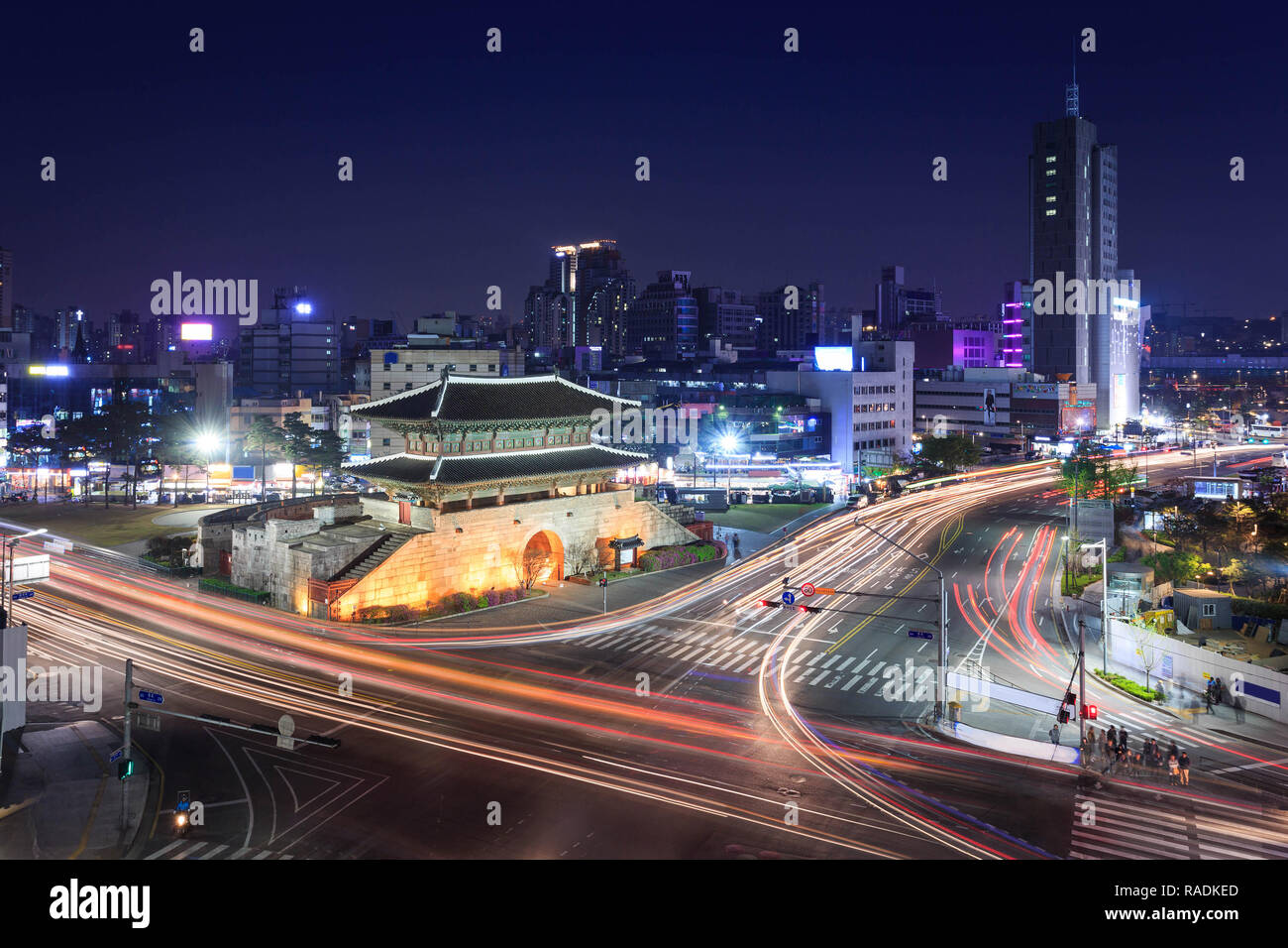 Seoul city and Dongdaemun gate (Heunginjimun), South Korea Stock Photo