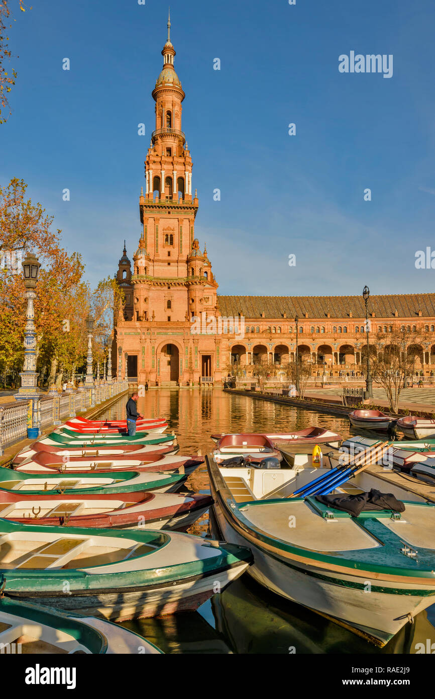 PALACIO ESPANOL IN THE PARQUE DE MARIA LUISA SEVILLE SPAIN ROWING BOATS FOR USE ON THE CANAL Stock Photo