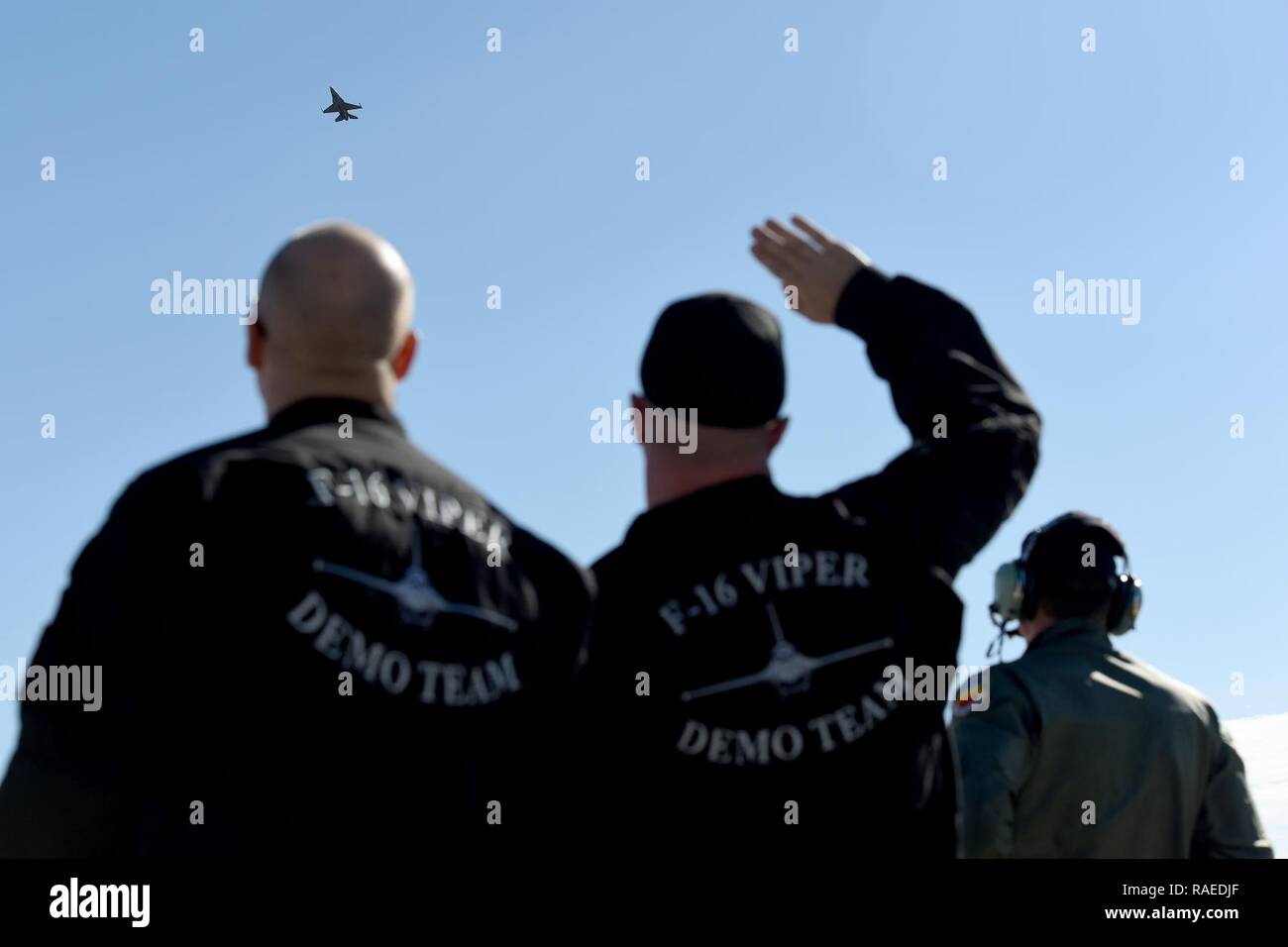 U S Air Force F 16 Viper Demonstration Team Airmen From Shaw Air Force Base In Sumter S C U S Air Force F 16 Viper Demonstration Team Airmen From Shaw Air Force Base In Sumter S C