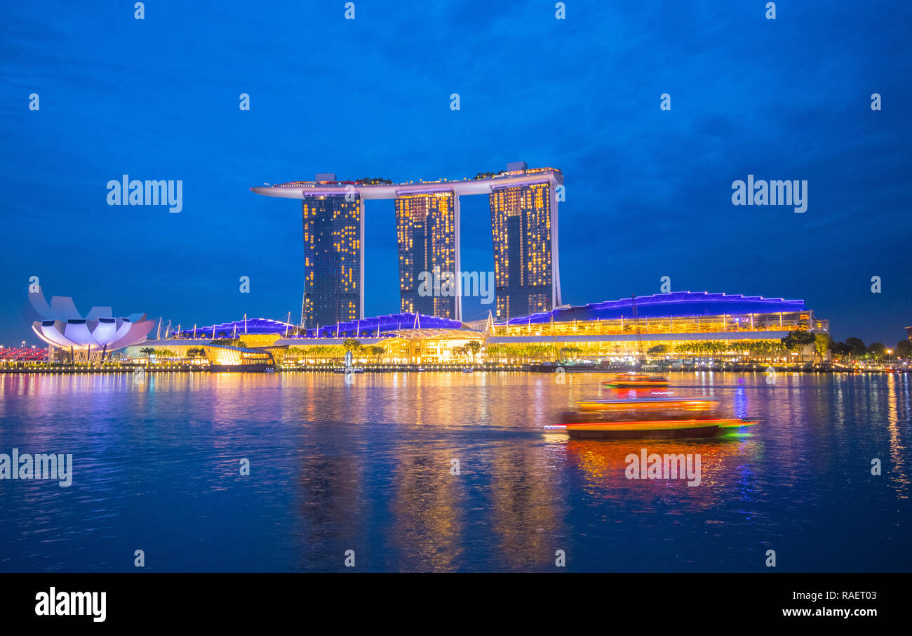 Landscape view across Marina Bay towards the ArtScience Museum and Marina Bay Sands hotel at night, Singapore Stock Photo