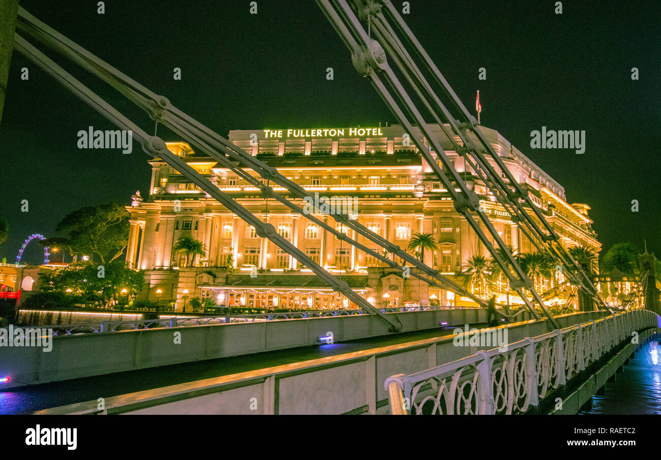 Fullerton Hotel at Cavanagh Bridge, Singapore Stock Photo Alamy