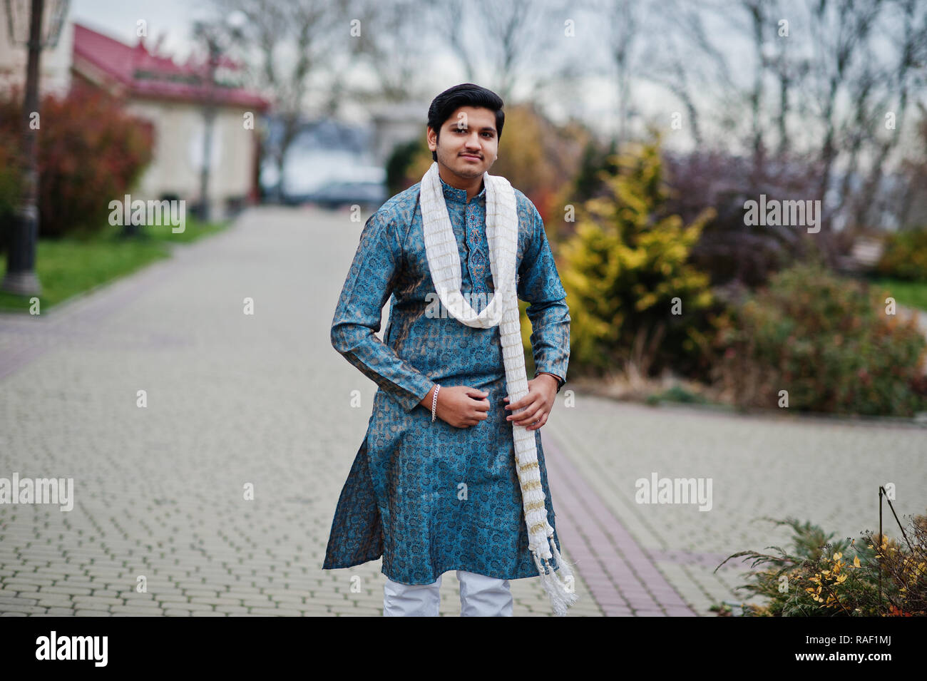 How to wear deals indian scarf male