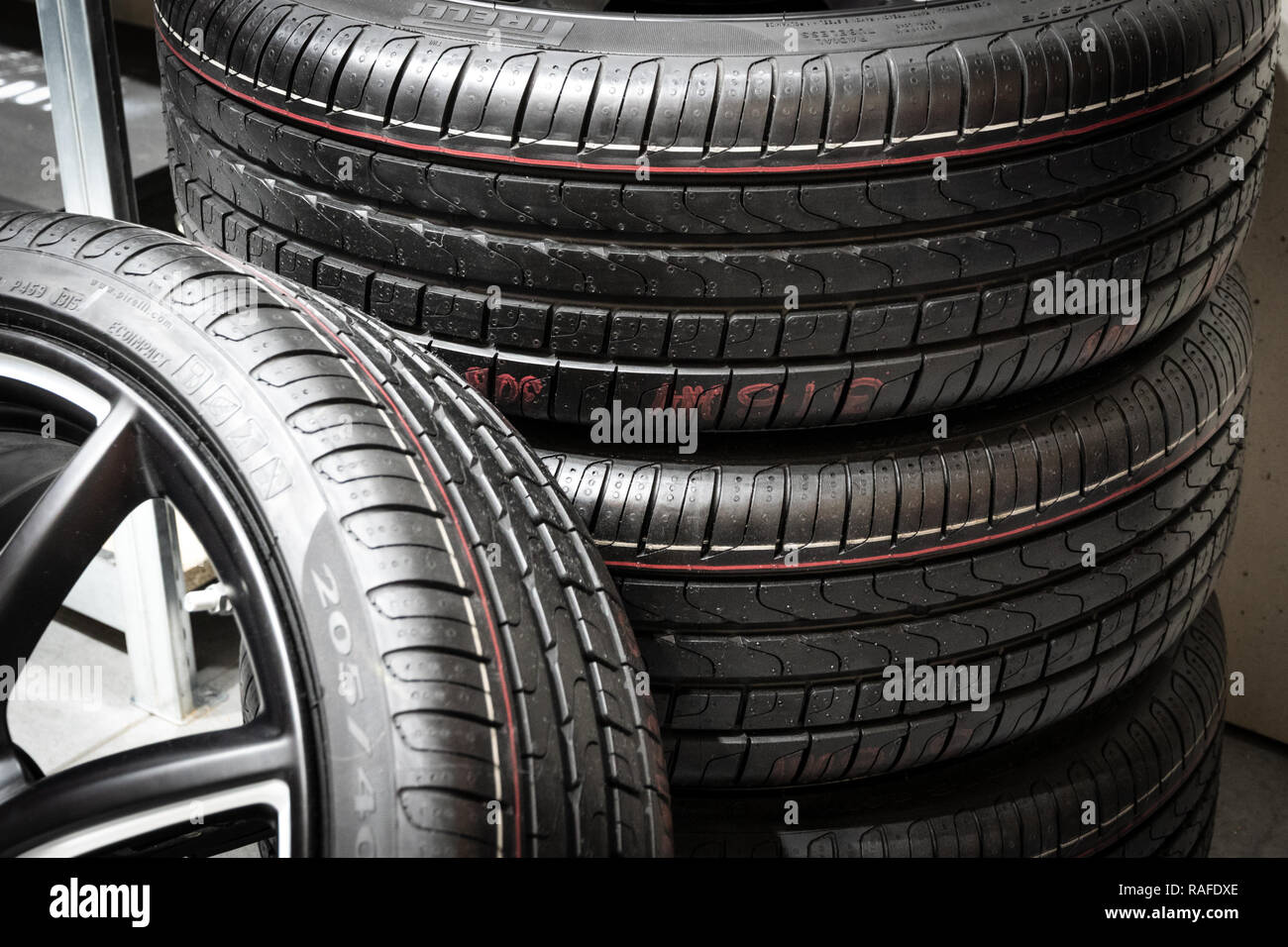 Black sport rims hi-res stock photography and images - Alamy