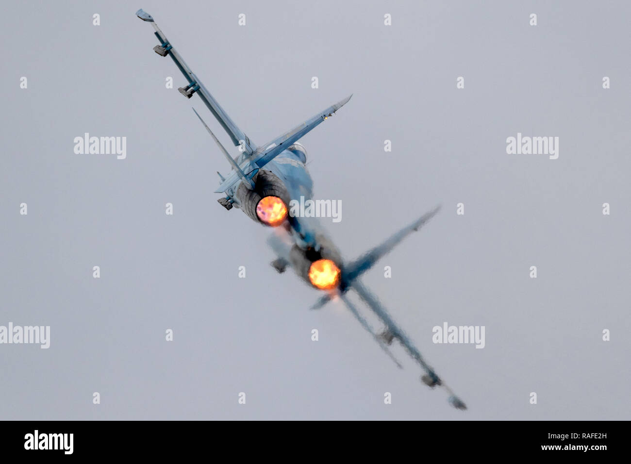 military-fighter-jet-with-full-afterburner-take-off-RAFE2H.jpg