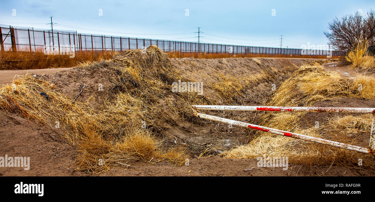 US border fence to Mexico at El Paso Stock Photo