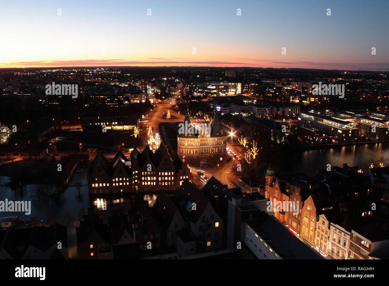 Lübeck mit Holstentor bei Nacht Stock Photo