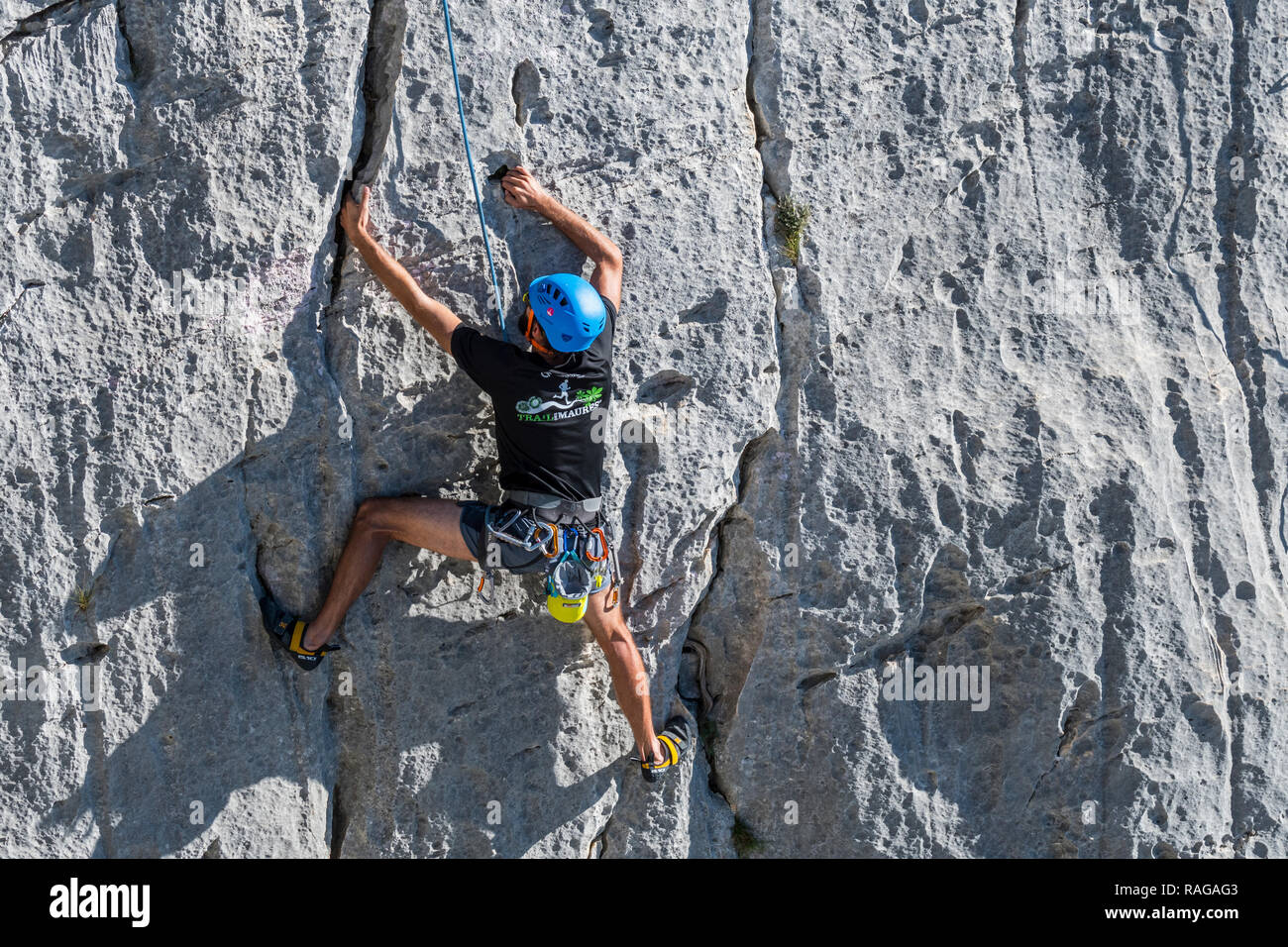 Rock climber climbing rock face in the Gorges du Verdon / Verdon Gorge canyon, Alpes-de-Haute-Provence, Provence-Alpes-Côte d'Azur, France Stock Photo