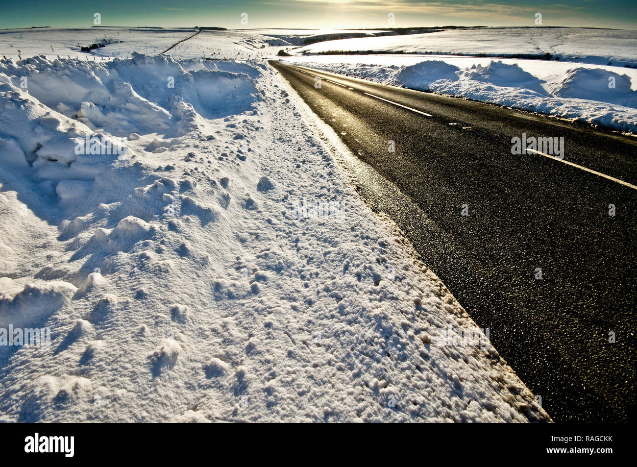 Icy snow covered roads hires stock photography and images Alamy
