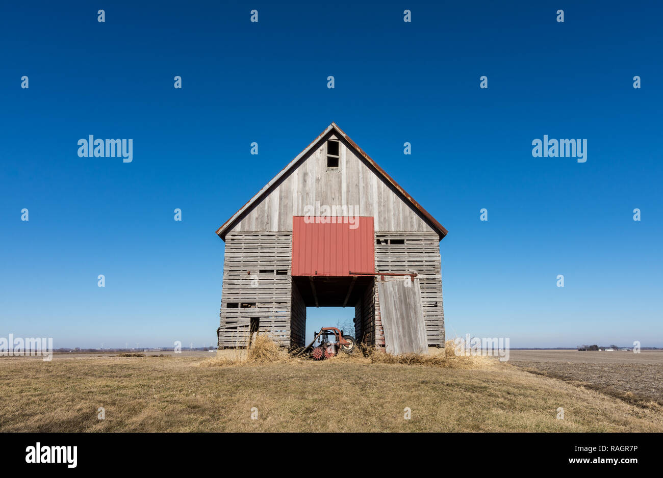 Isolated wooden barn in rural NW Illinois, USA Stock Photo Alamy