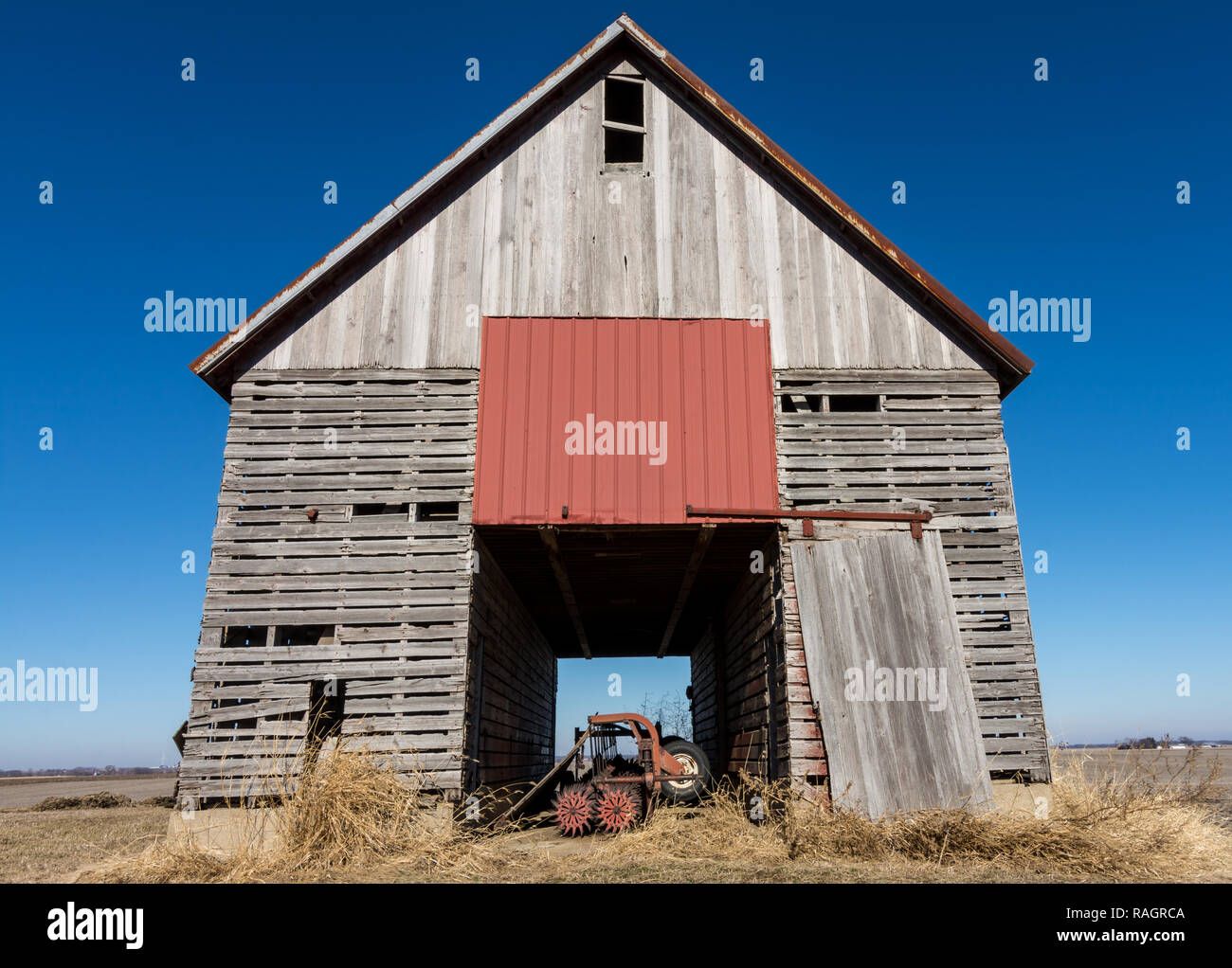 Isolated wooden barn in rural NW Illinois, USA Stock Photo Alamy