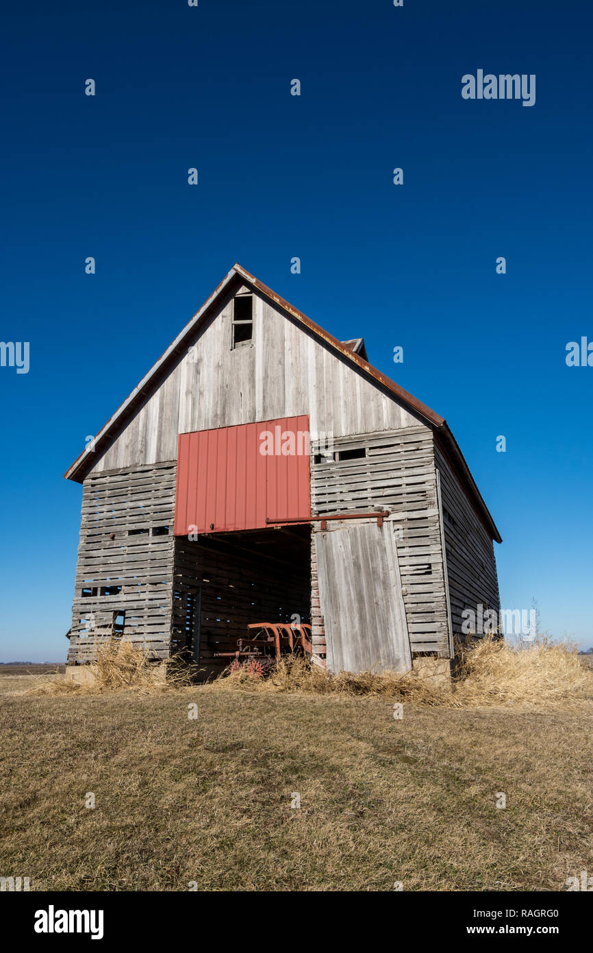 Isolated wooden barn in rural NW Illinois, USA Stock Photo Alamy
